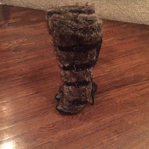 Knee boots with fur/buckle detail