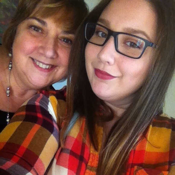 Meet your Posher, Liz - Picture 2 of 7