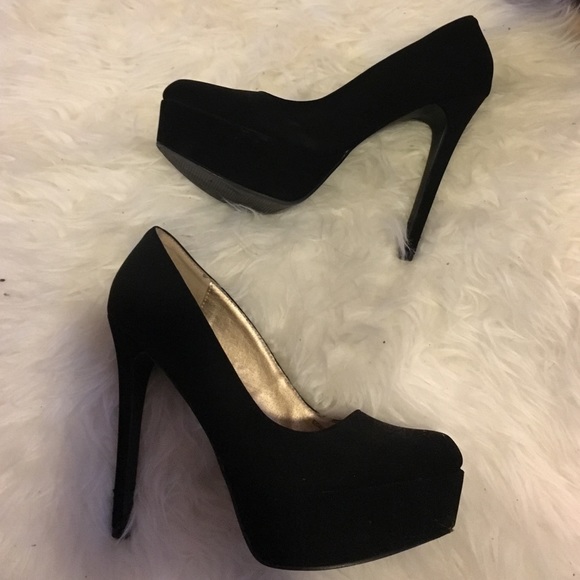 Black pumps