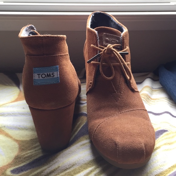 Tan Wedged Toms. Brand new, only worn once. Sz 10.