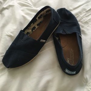 Navy blue toms 8.5