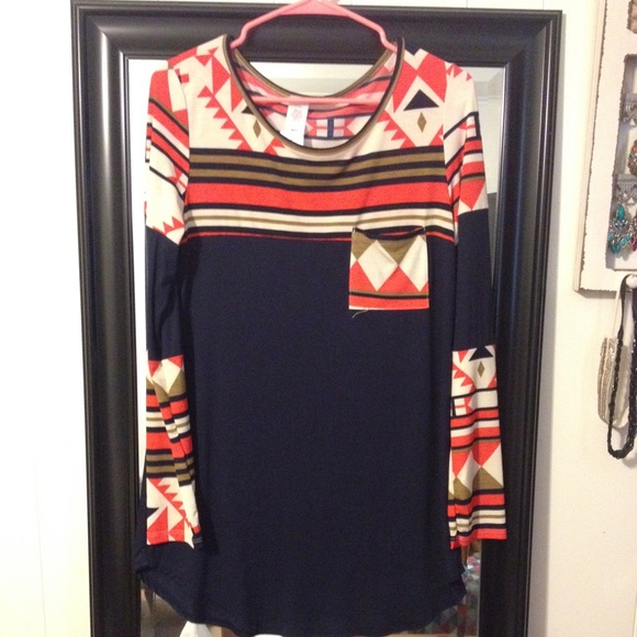 ✨Sale✨NWT Aztec print and solid tunic!