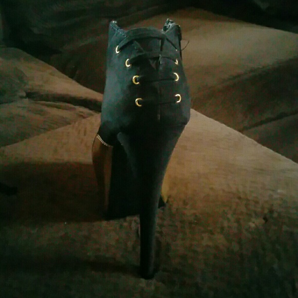 Shoe's - Picture 2 of 3