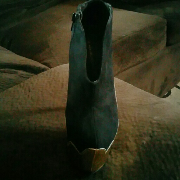 Shoe's - Picture 3 of 3