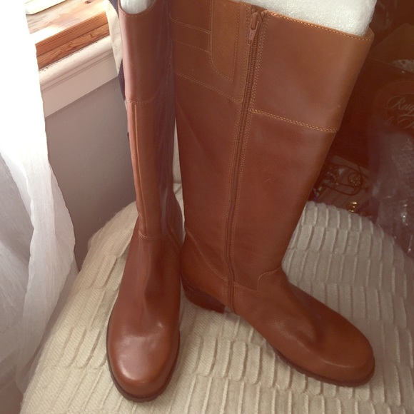 NWOT 8 1/2 Anne Klein boots -chestnut.