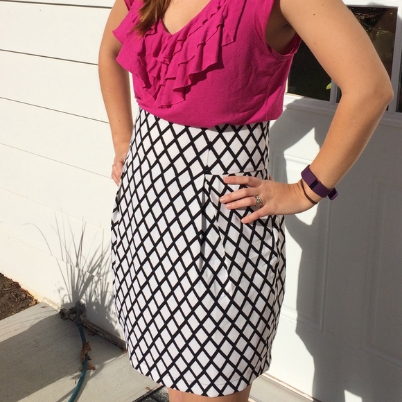 Diamond pattern skirt! Super hot black and white