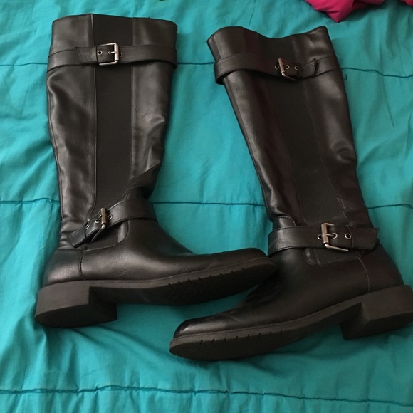 Black boots. - Picture 1 of 3