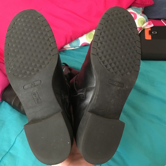 Black boots. - Picture 3 of 3