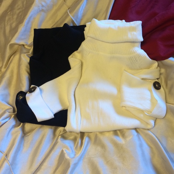 Identical ribbed turtleneck short sleeve sweaters