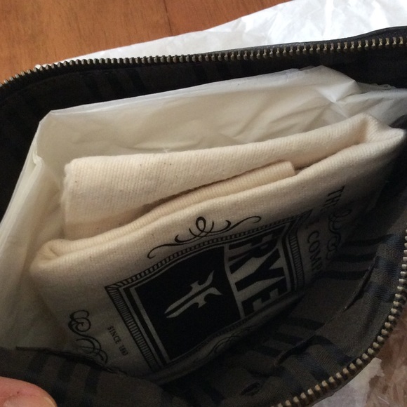 ❗️SOLD❗️NWT Authentic Frye Studded Tech Clutch - Picture 3 of 4