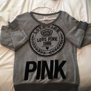VS v-neck Sweatshirt