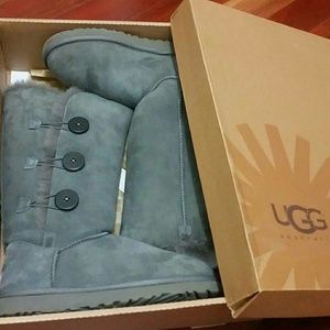 🚫SOLD🚫 3 Bailey Button