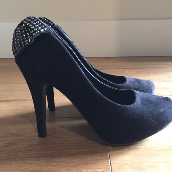 Shoes - Picture 2 of 4