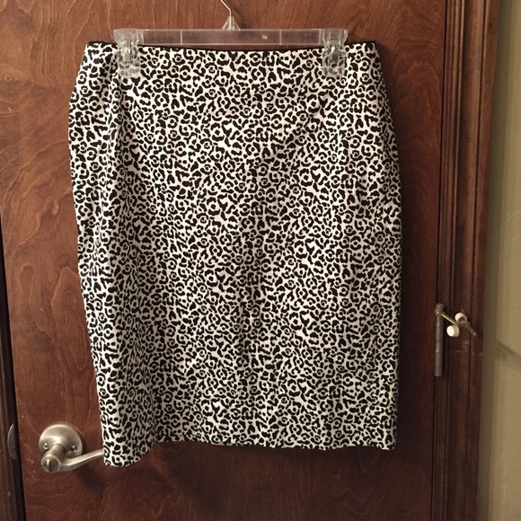 Super cute White House black market skirt