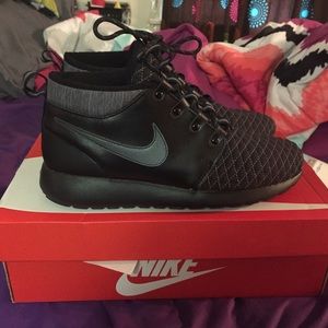 Size 7 (Boys) Worn Once! Roshe Winter sneaker/boot