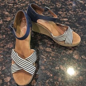 Toms wedges