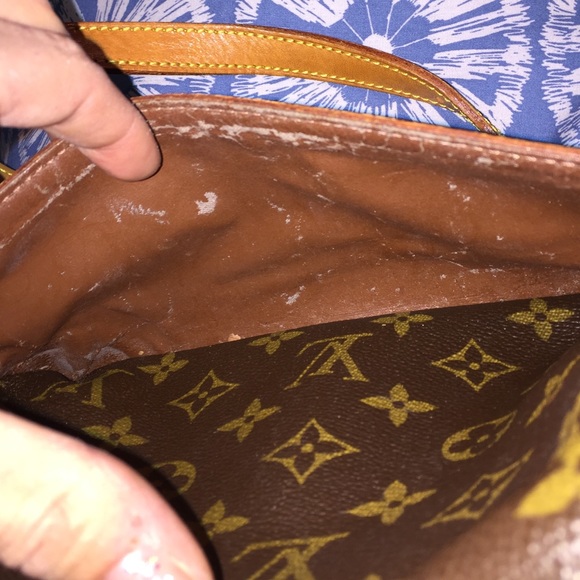 LV inside - Picture 3 of 3