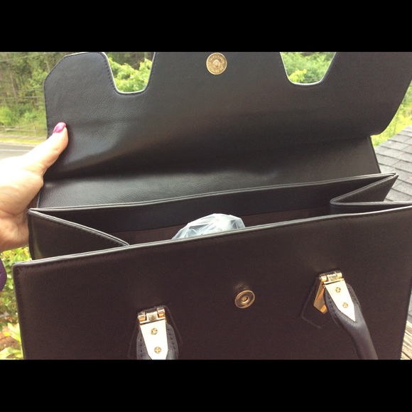 Black Structure LARGE Handbag w/ GOLD Hardware NEW - Picture 3 of 4