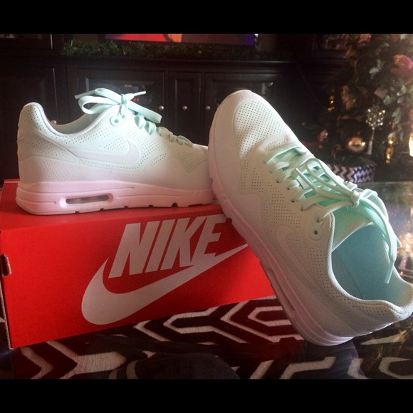 Nike Shoes - 💙Like new NIKE Women's Air Max💙