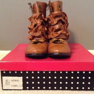 Tan Boots with ruffled buckle overlay!