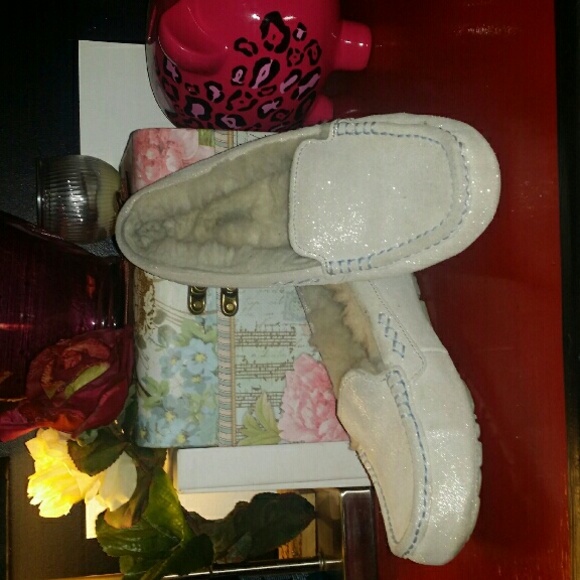 UGG WHITE MOCCASINS