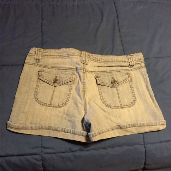 Cuffed shorts - Picture 2 of 3