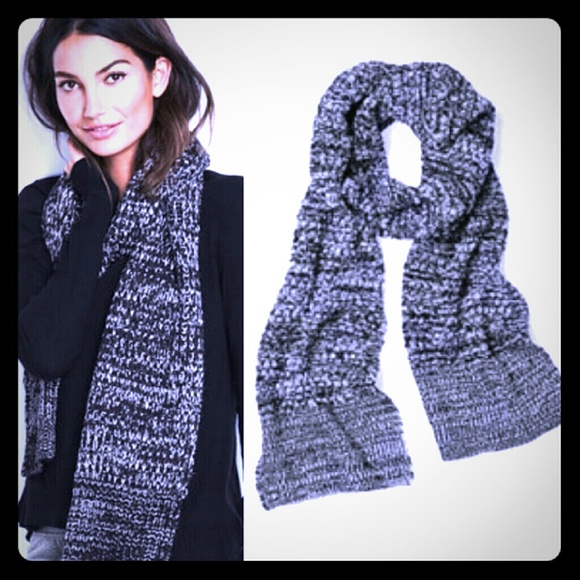 💕💖New Gorgeous knit scarf by Victoria Secret💖💕