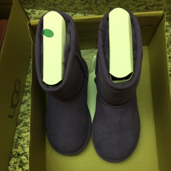 Authentic Toddler T classic Ugg new in the box - Picture 1 of 4