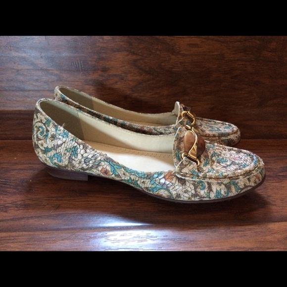 Shoes - Picture 2 of 4