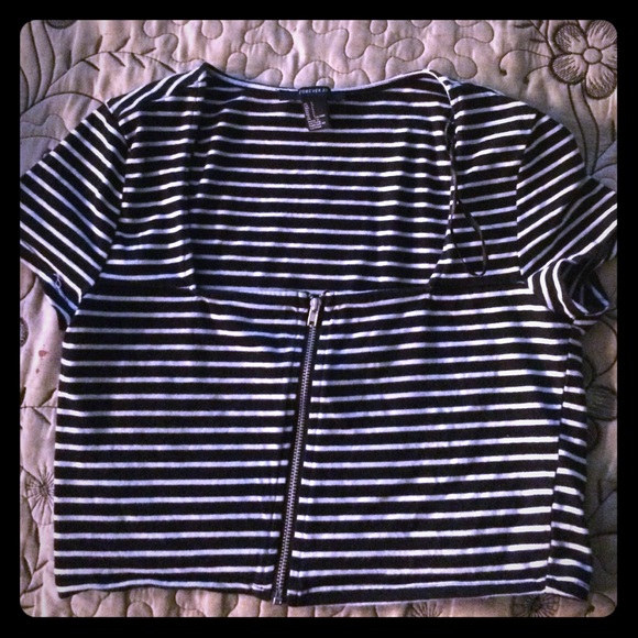Crop top with front zipper. - Picture 1 of 2