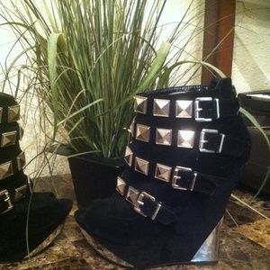 BLACK AND SILVER LILIANAS SIZE7.5