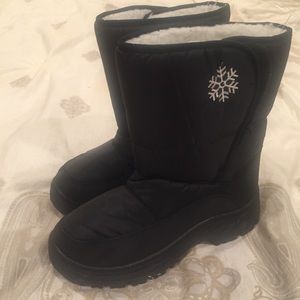 BRAND NEW black and warm snow boots size 9