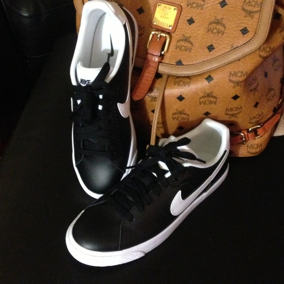 Nike Shoes - 🐝NIKE COURT LEATHER🐝