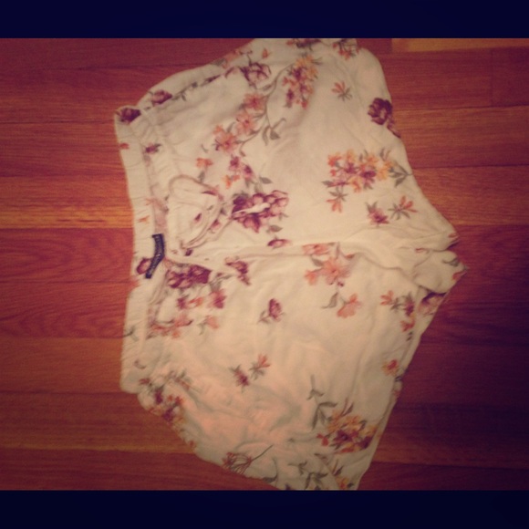 Brandy Melville Pants - Brandy Melville floral Eve shorts