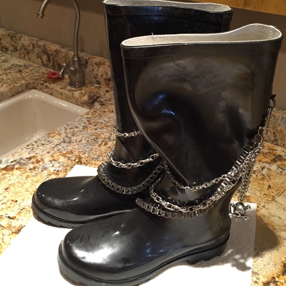 Black rain boots with chains