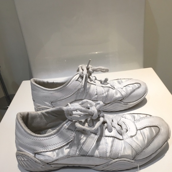 NFINITY evolution size 6 cheer sneaker