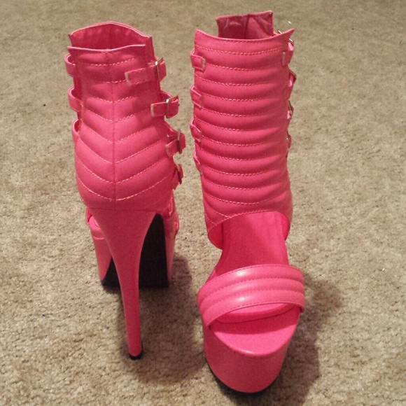 Pink high heels - Picture 3 of 4