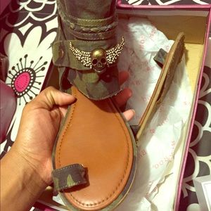 Camo stylish sandals!