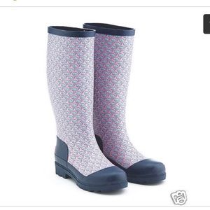 looking for vineyard vines rain boots