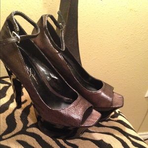 Jessica Simpson Gold and Black heels