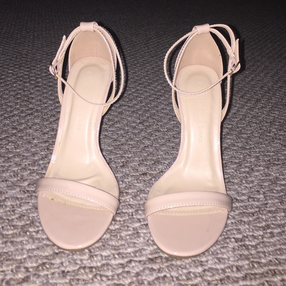 Never been worn way too small. was a Gift. Size5