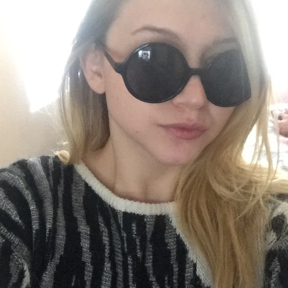 TIFF❤️Adorable Round Sunglasses✨ - Picture 4 of 4