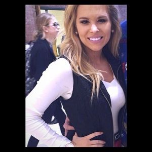 Meet your posher, Sydnea.