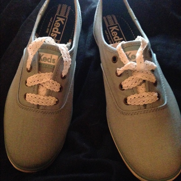 Champion canvas the color is cameo blue size 6