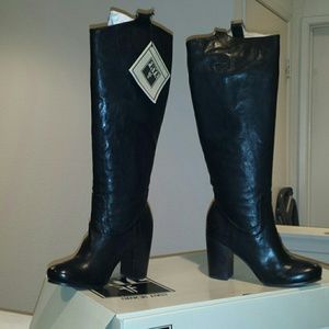 LOWER price. AUTHENTIC Frye Carson Heel tab boots