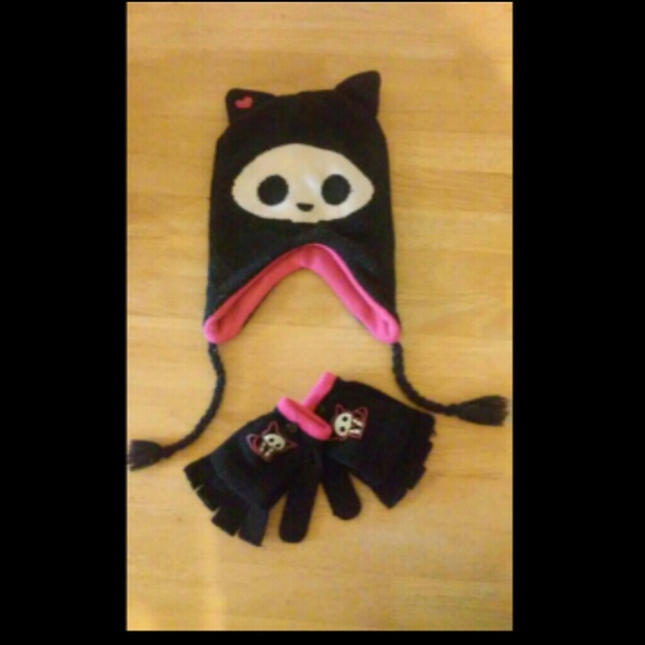 :) ADORABLE Skelanimal hat/mittens