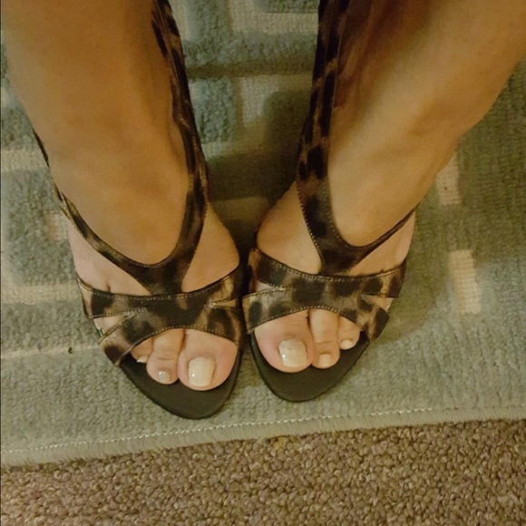 Carlos Santana leopard print 31/2 inch heels - Picture 2 of 4