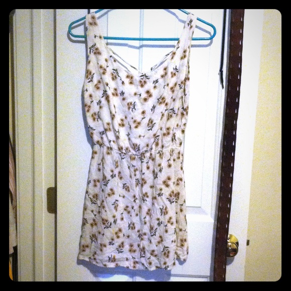 Brandy melville open back daisy dress