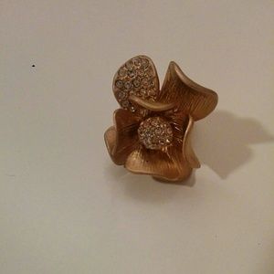Gold matte flower ring
