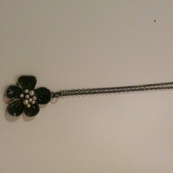 Black pearl flower necklace